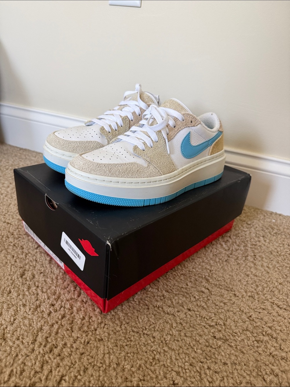 Nike Low-Top Sneakers in White, Beige & Light Blue